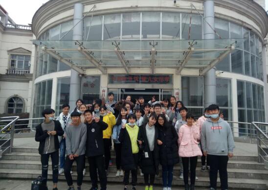 南昌向远轨道技术学校青年志愿者协会为南昌永康护理院老人送温暖
