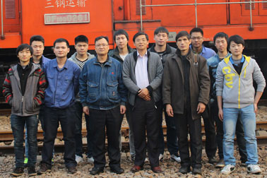 三钢铁路运输处工作学生与校长合影.jpg