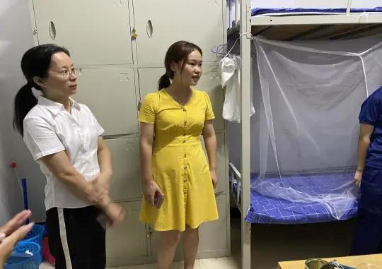 开学送关怀，向远显真情-我校领导深入学生寝室看望学生