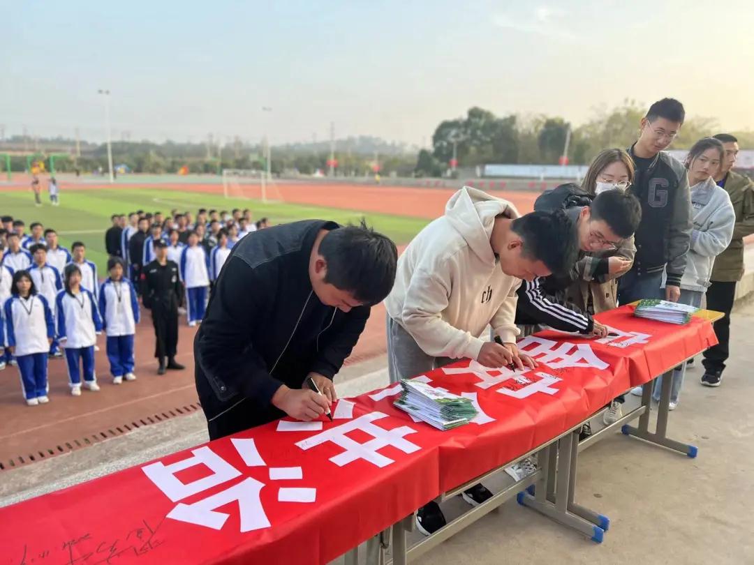 宿舍安全共治 建设平安向远—南昌向远轨道学校举办安全文明宿舍签名活动