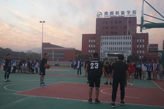 南昌铁路技术学校“新生杯”篮球赛顺利拉开帷幕