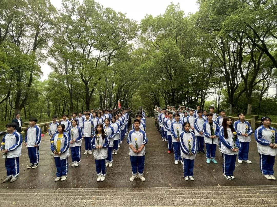 学习党史，致敬英雄--南昌向远轨道学校开展清明节祭扫主题团日活动