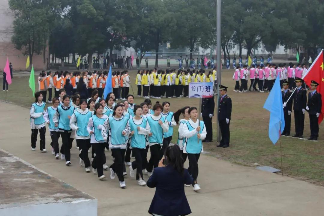 南昌向远铁路技术学校第六届趣味运动会顺利开幕