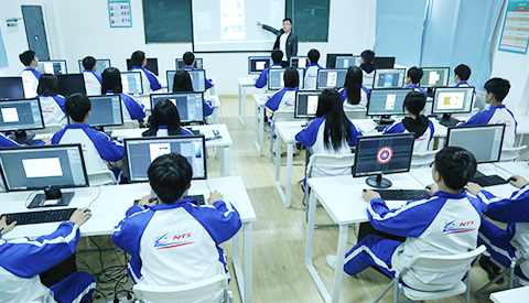南昌向远轨道技术学校计算机室指导教学