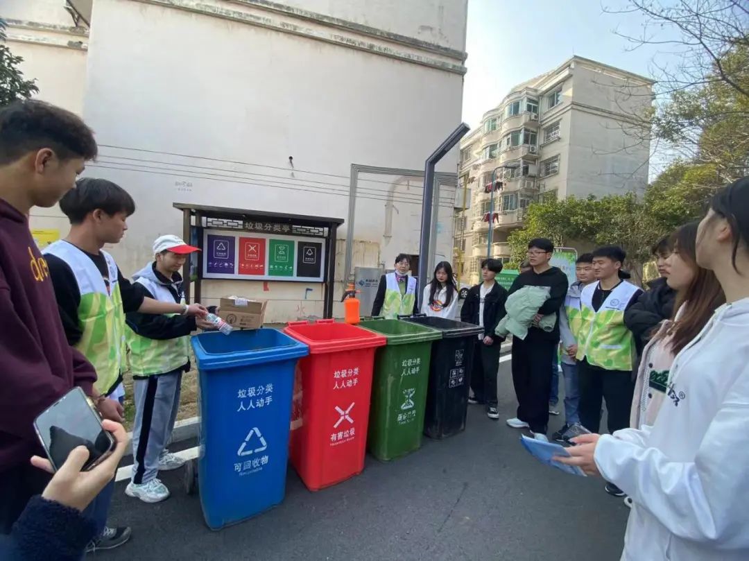 南昌向远轨道技术学校（向塘校区）开展学雷锋志愿活动