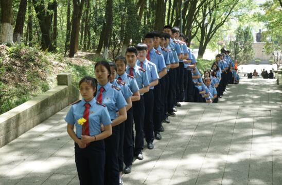 缅怀革命英烈 弘扬民族精神—南昌向远轨道学校学生赴方志敏烈士陵园扫墓