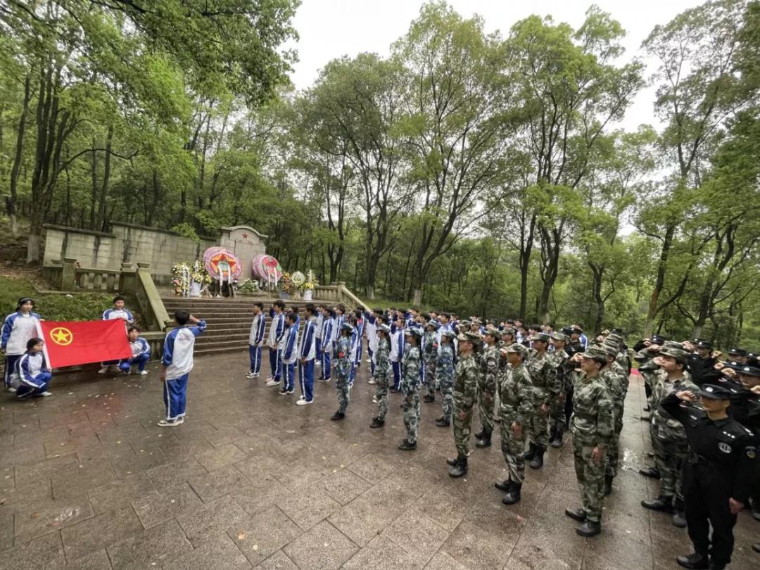 学习党史，致敬英雄--南昌向远轨道学校开展清明节祭扫主题团日活动