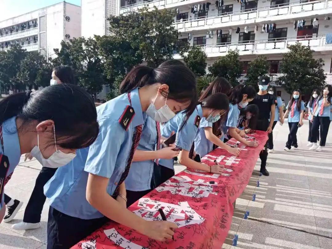 南昌向远铁路技术学校光盘行动节约粮食从我做起签名活动