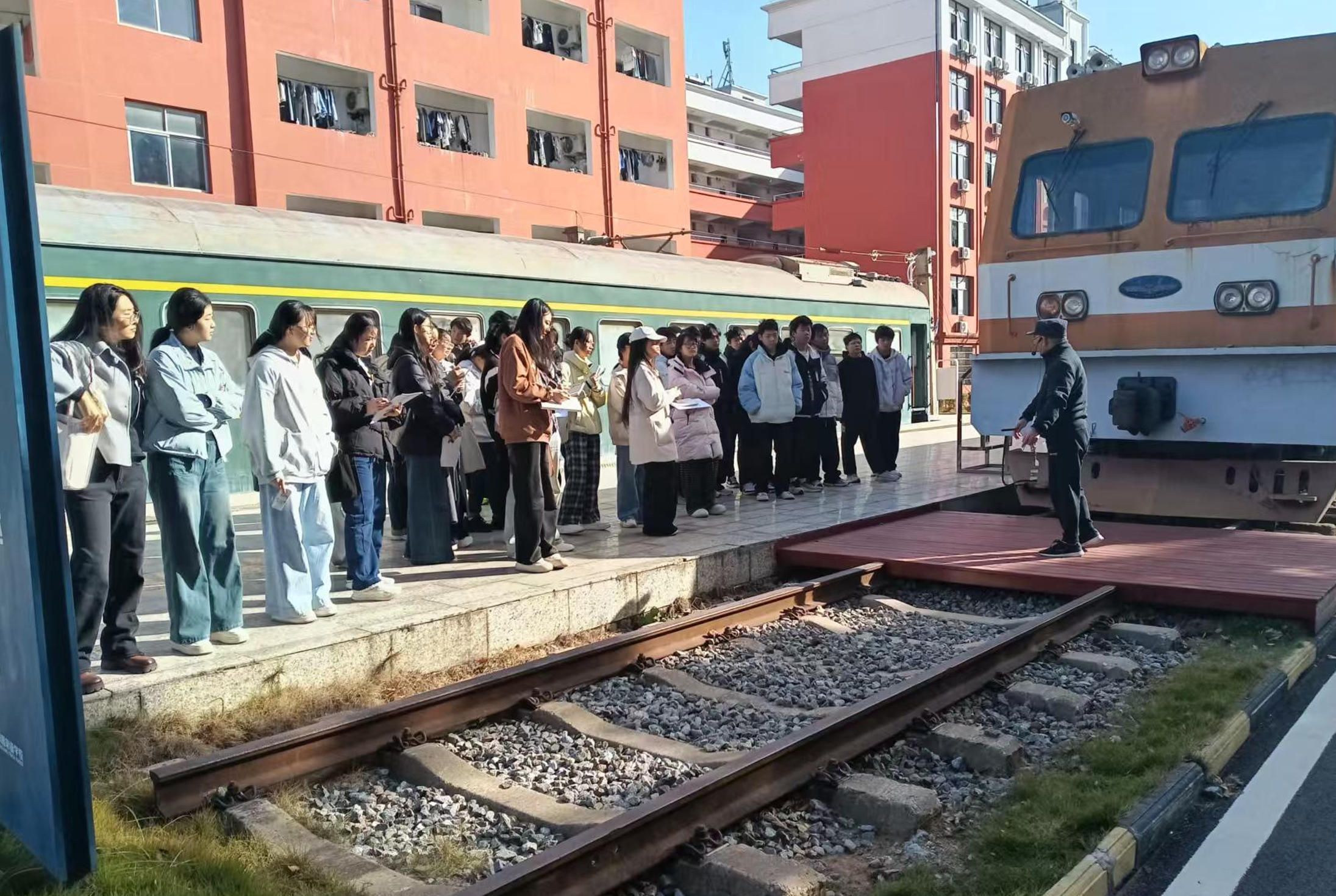 南昌师范学院数计学院240名学子赴南昌向远轨道学校开展见习活动