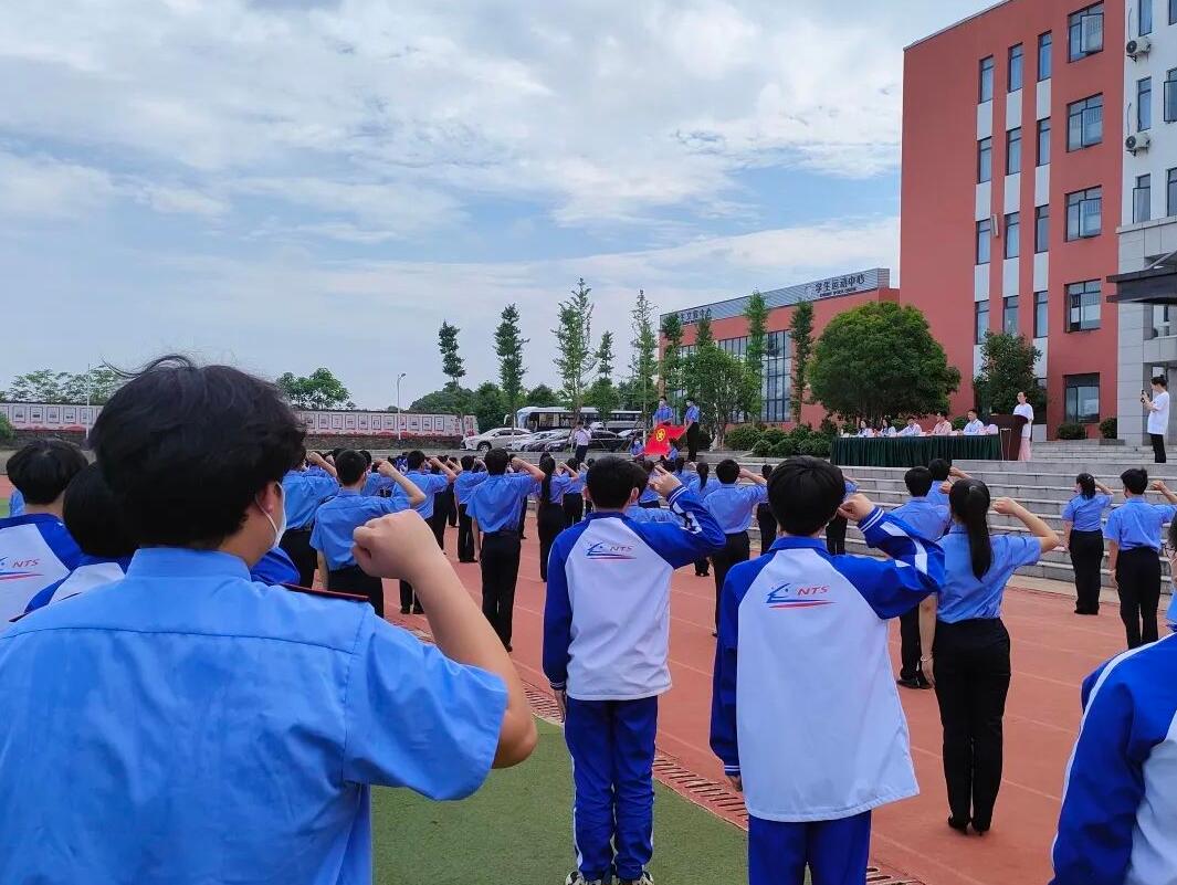 南昌向远轨道技术学校举行庆祝中国共产主义青年团成立100周年新团员入团仪式暨表彰大会