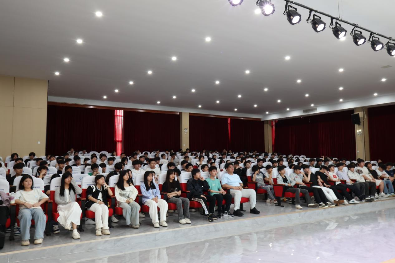 南昌向远轨道技术学校2026年心理健康文化节专题讲座开讲