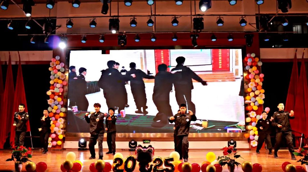 风华正茂扬帆时 接续奋斗向未来--南昌向远轨道技术学校2025年元旦联欢晚会