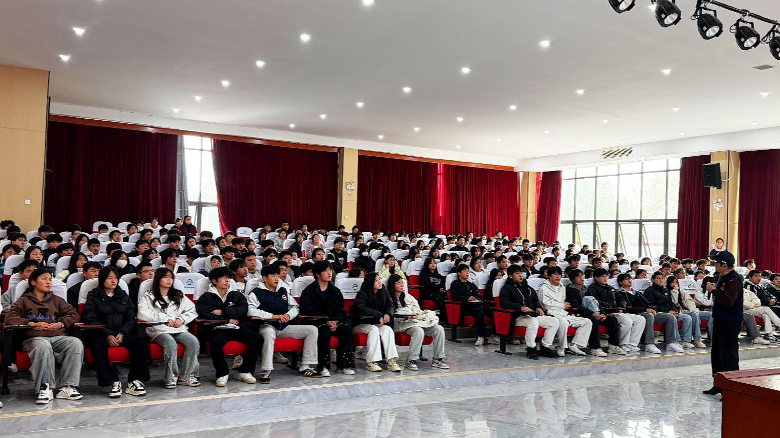 南昌市“五老”进校园播撒红军精神火种南昌向远轨道技术学校