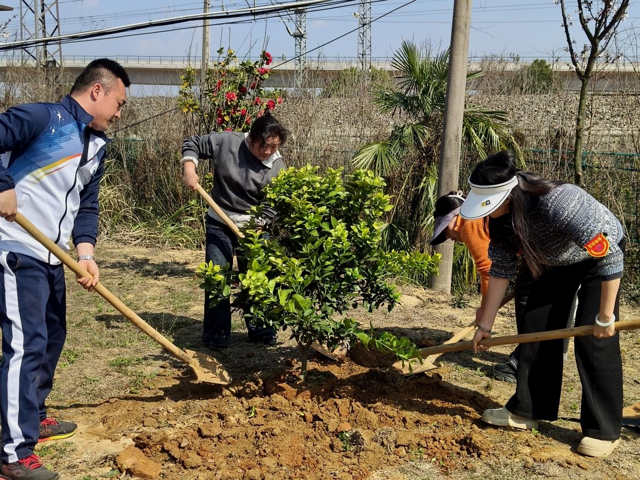 南昌向远轨道技术学校开展植树节主题实践活动
