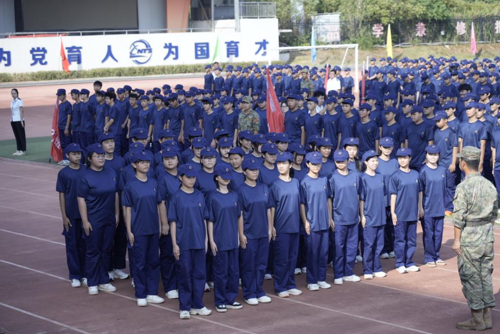 南昌向远轨道技术学校2025级新生军训会操 暨表彰大会圆满举行