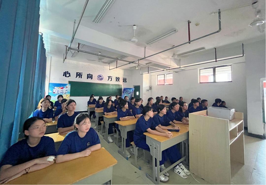 南昌向远轨道学校组织师生共同收看纪念中国人民抗日战争暨世界反法西斯战争胜利80周年大会