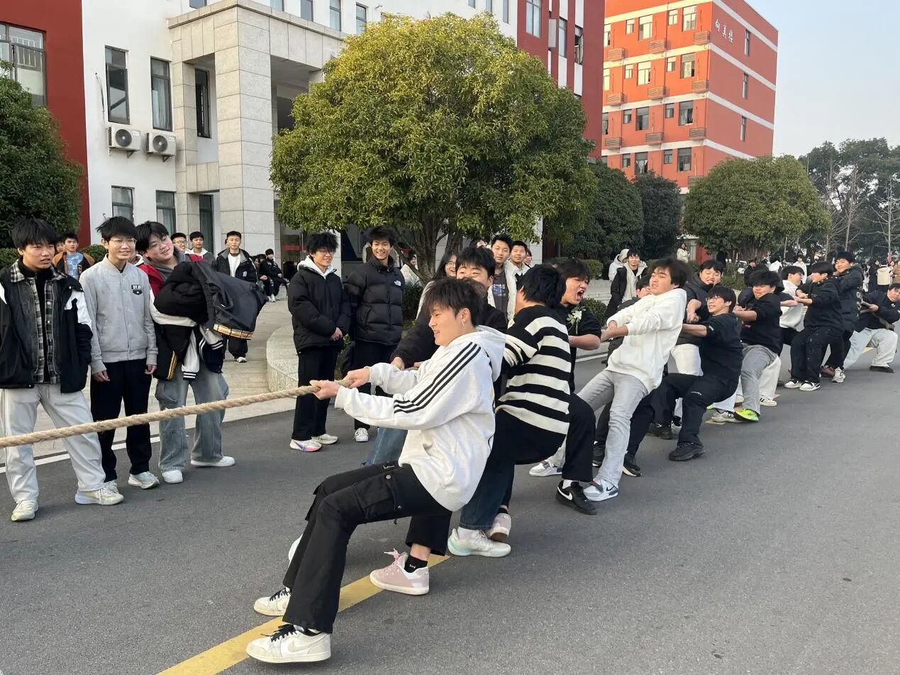 南昌向远轨道技术学校阳光体育节新生拔河比赛圆满落幕