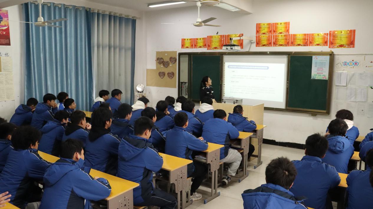 南昌市出入境边防检查站和南昌昌北机场海关联合深入南昌向远轨道技术学校开展校园反诈宣传活动