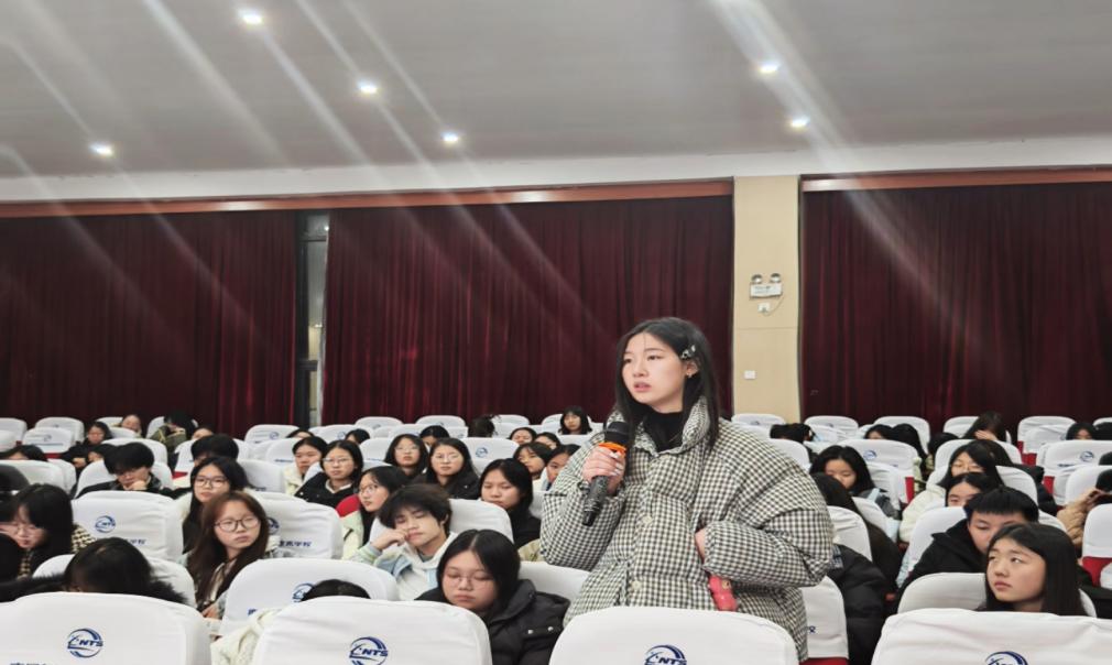 南昌向远轨道技术学校25年级组开展优秀毕业生返校交流活动