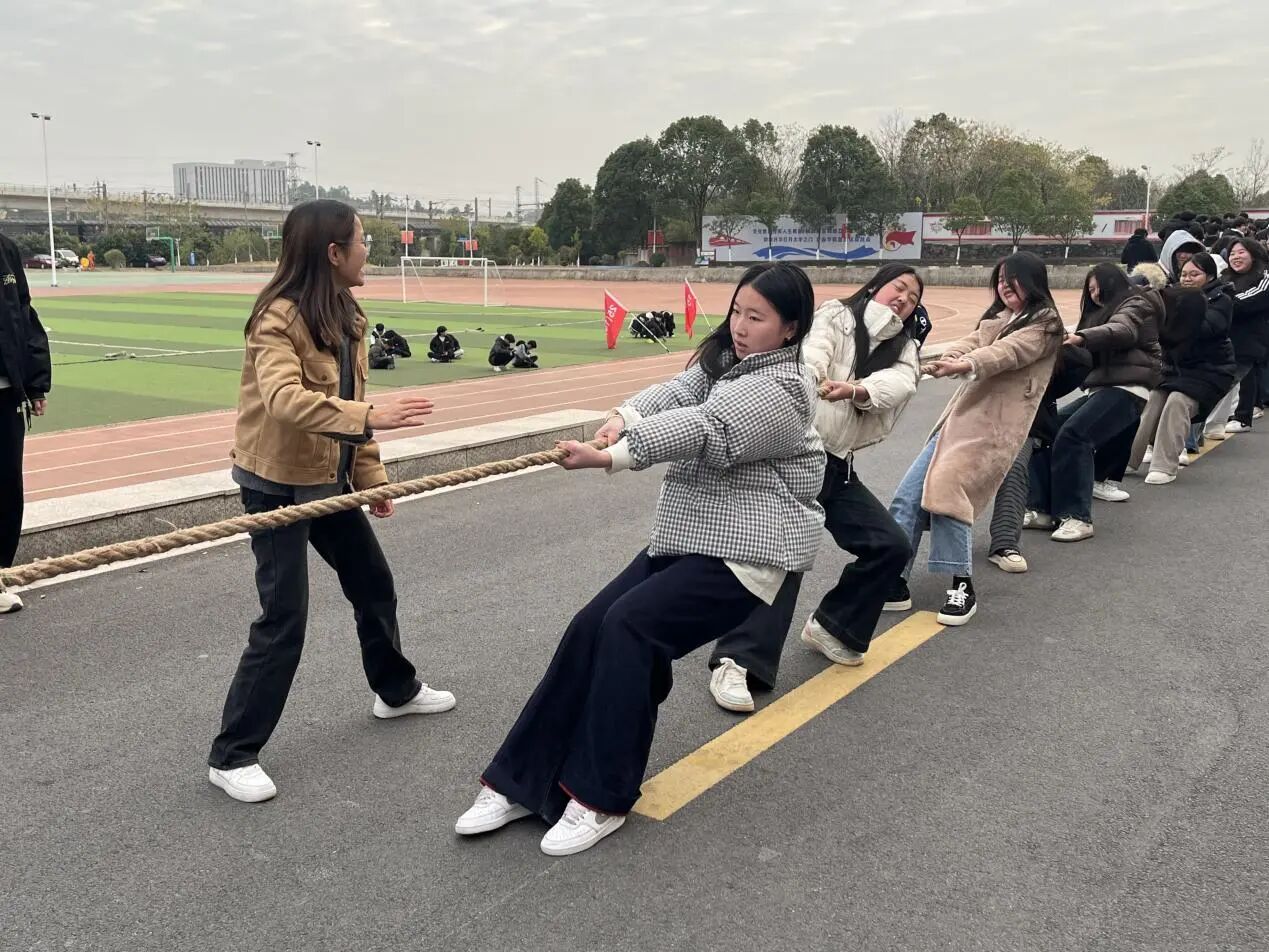 南昌向远轨道技术学校阳光体育节新生拔河比赛圆满落幕