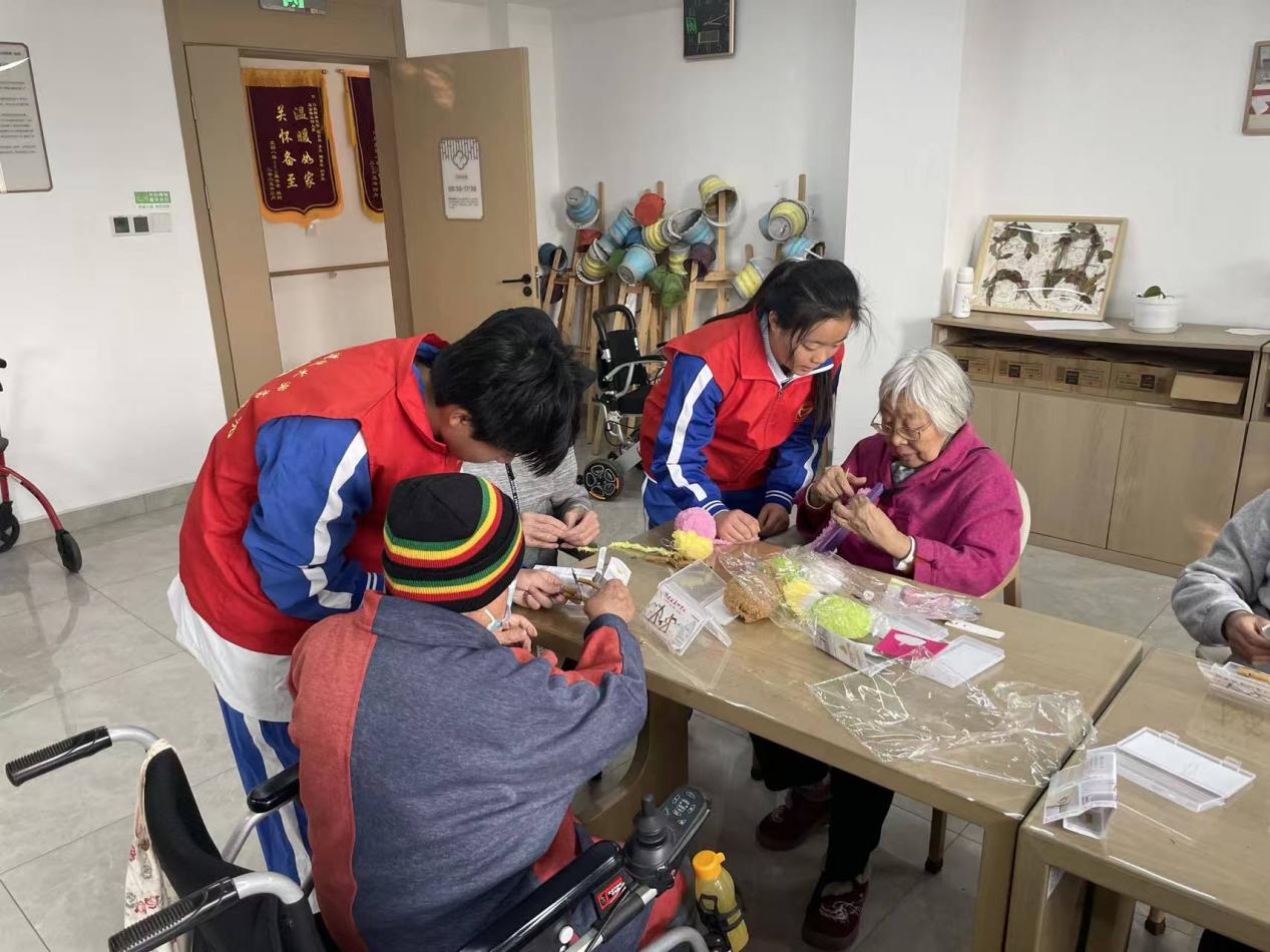 南昌向远轨道技术学校“轨道先锋志愿服务队”赴江投颐养院开展主题志愿活动(一)