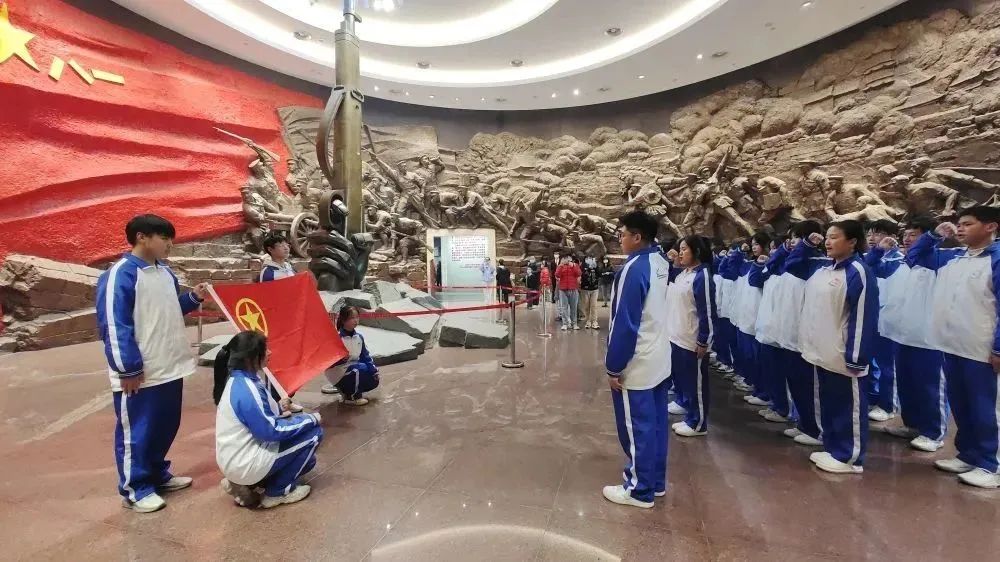 南昌向远轨道技术学校开展参观八一起义纪念馆主题团日活动