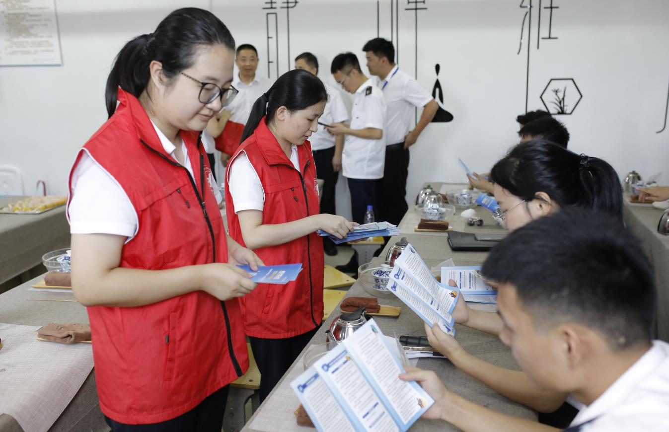 桃李芬芳至 金秋乘月来｜南昌向远轨道技术学校与江西银行赣江新区分行牵手开展教师节主题活动