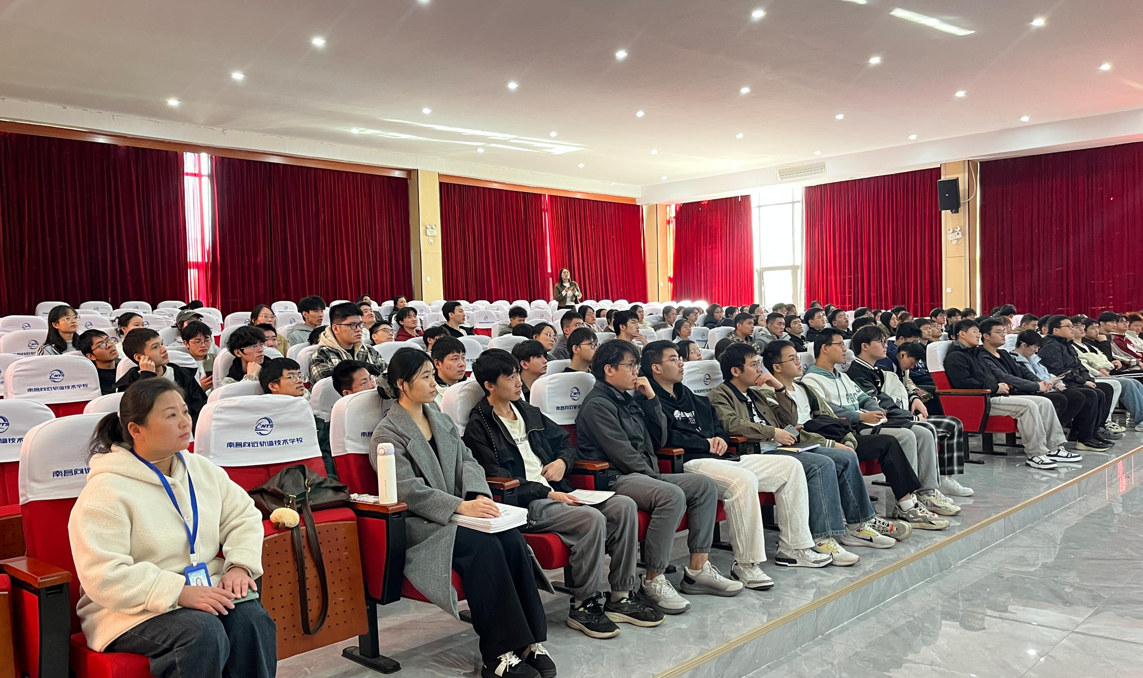 南昌师范学院数计学院240名学子赴南昌向远轨道学校开展见习活动