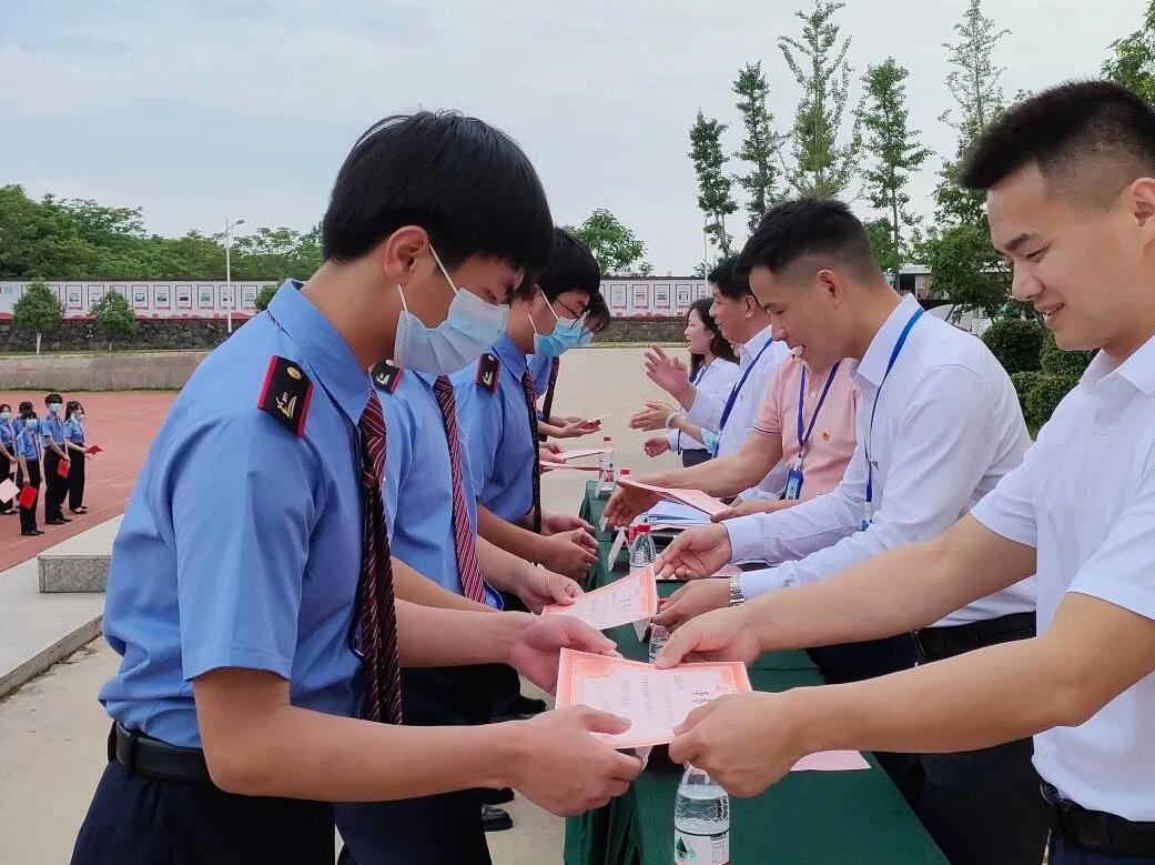 南昌向远轨道技术学校举行庆祝中国共产主义青年团成立100周年新团员入团仪式暨表彰大会