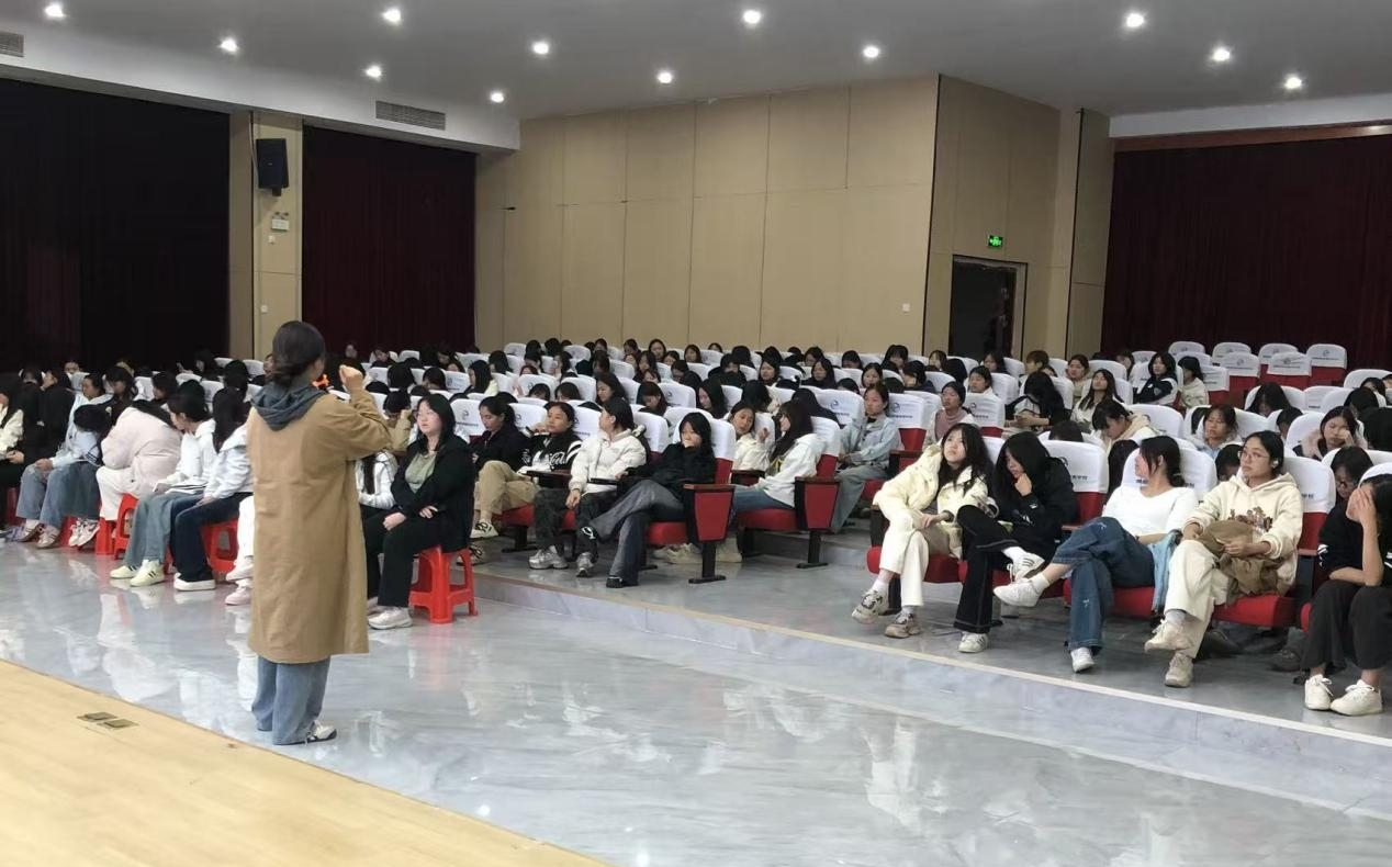南昌向远轨道技术学校心理健康文化节系列活动:开展“我们女生”女性生理健康专题讲座