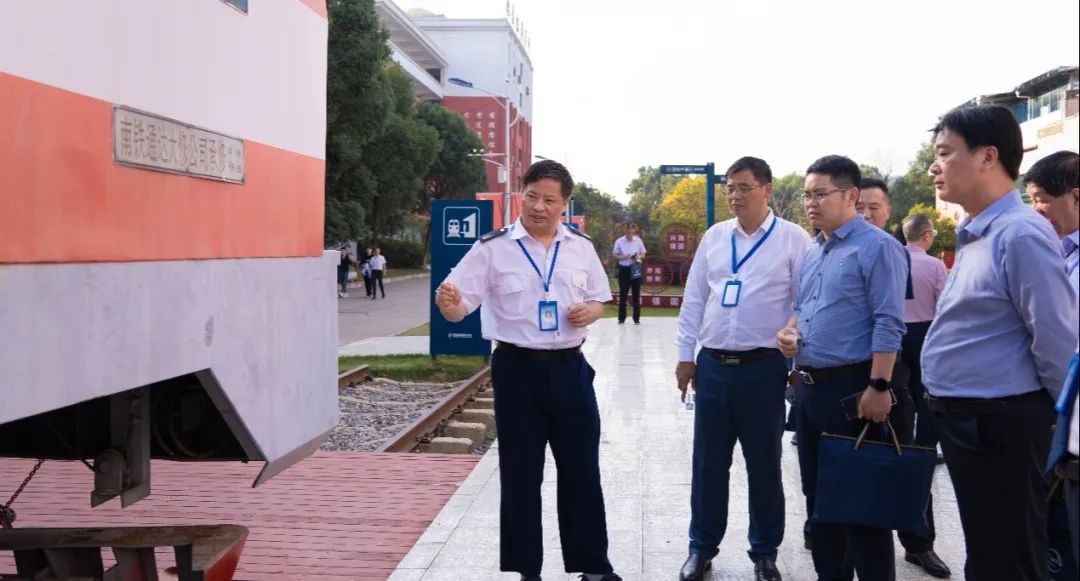 湖南省浏阳市职业教育考察团来南昌向远轨道技术学校考察交流