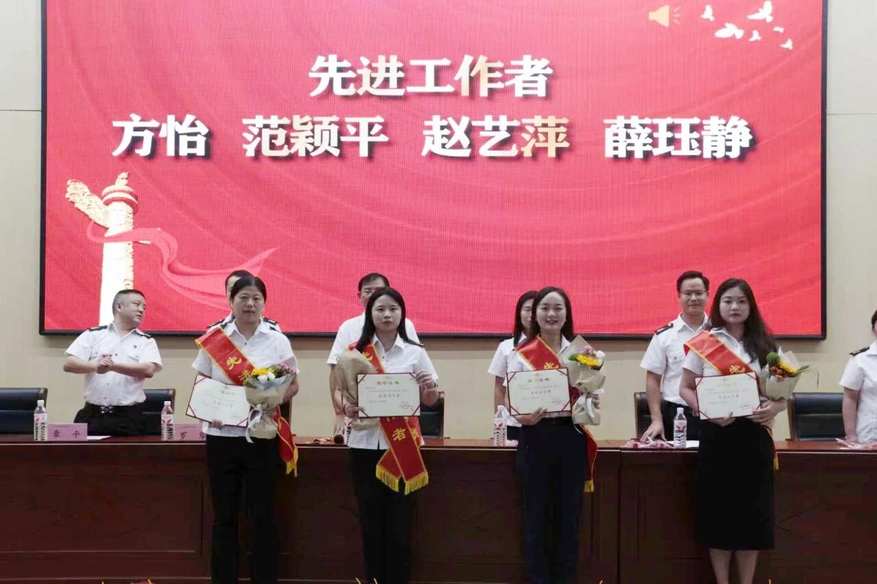 南昌向远轨道技术学校隆重举行庆祝第41个教师节暨表彰大会