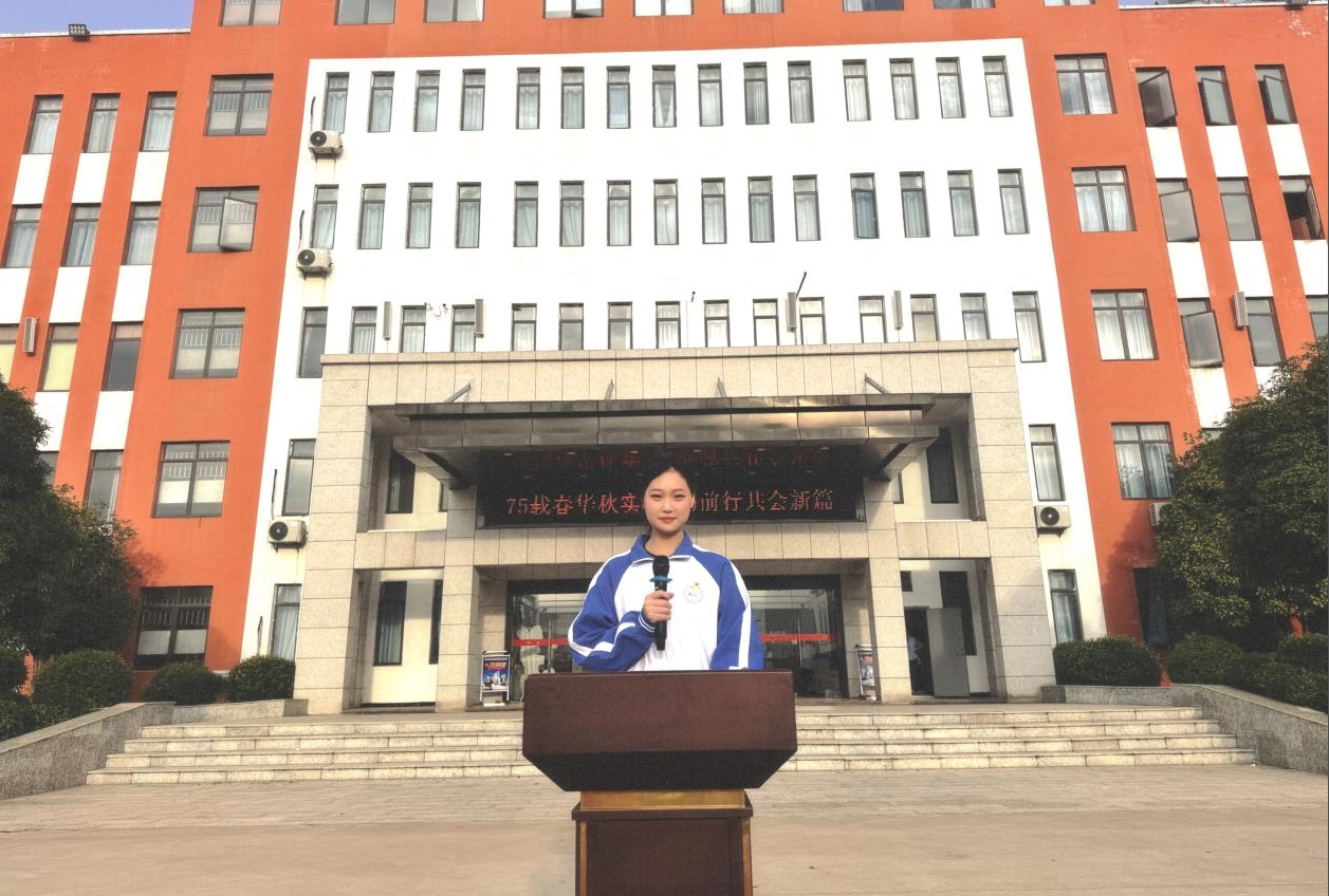 南昌向远轨道技术学校举行升旗仪式