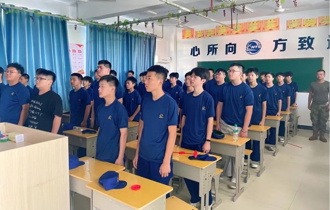 南昌向远轨道学校组织师生共同收看纪念中国人民抗日战争暨世界反法西斯战争胜利80周年大会