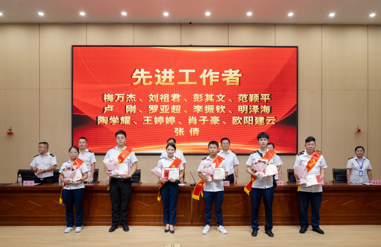 南昌向远轨道技术学校召开庆祝第40个教师节暨表彰大会