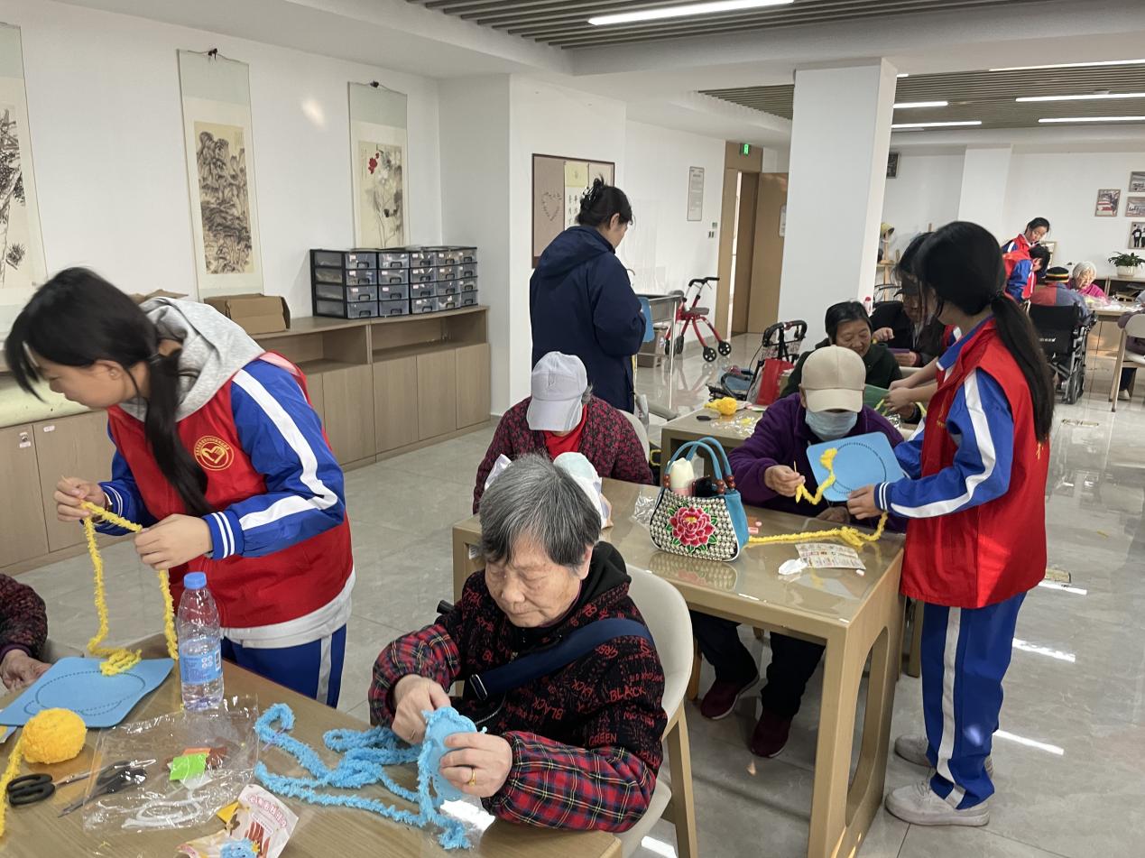 南昌向远轨道技术学校“轨道先锋志愿服务队”赴江投颐养院开展主题志愿活动(一)