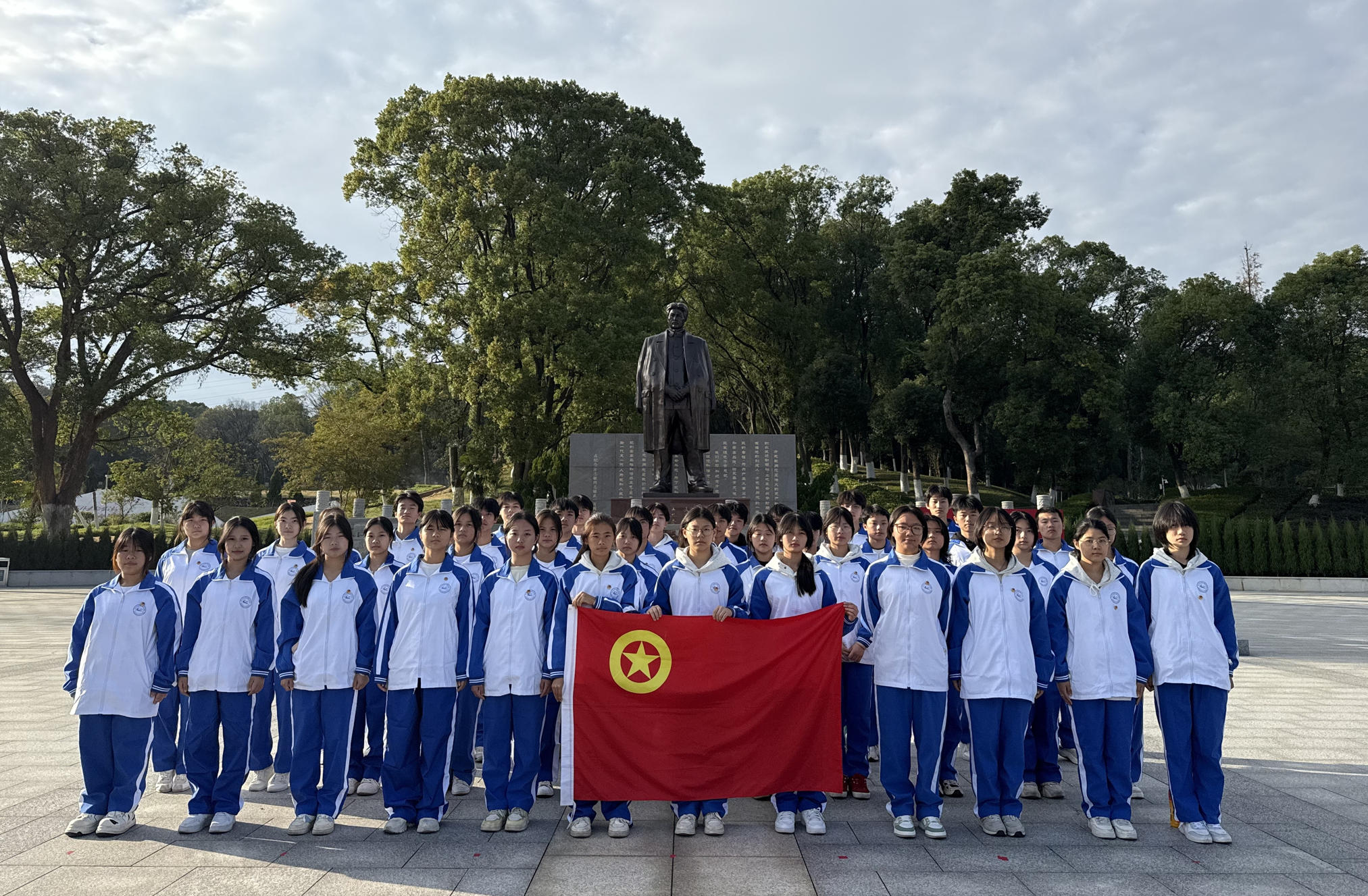 【行走的思政课】南昌向远轨道技术学校赴爱国主义教育基地开展主题团日活动