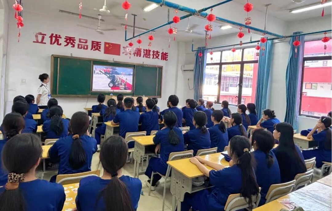 南昌向远轨道学校组织师生共同收看纪念中国人民抗日战争暨世界反法西斯战争胜利80周年大会