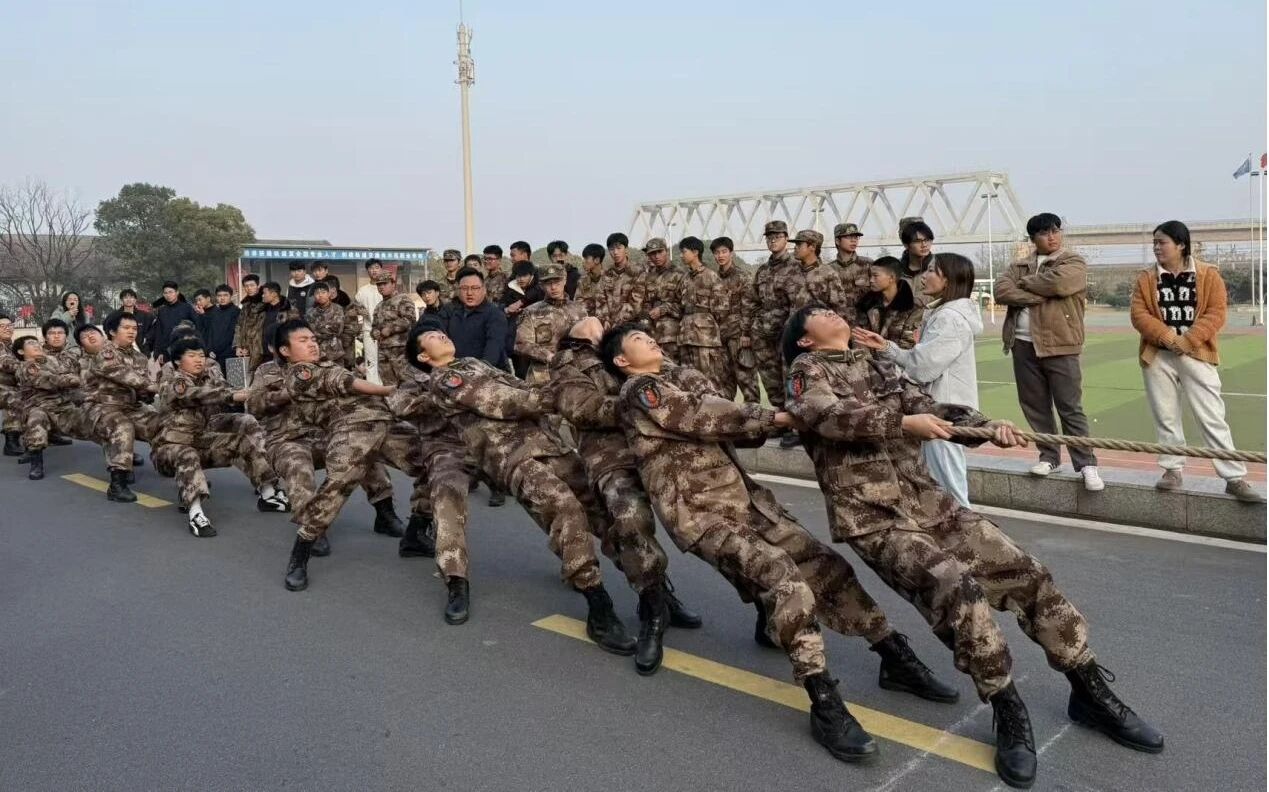 南昌向远轨道技术学校阳光体育节新生拔河比赛圆满落幕