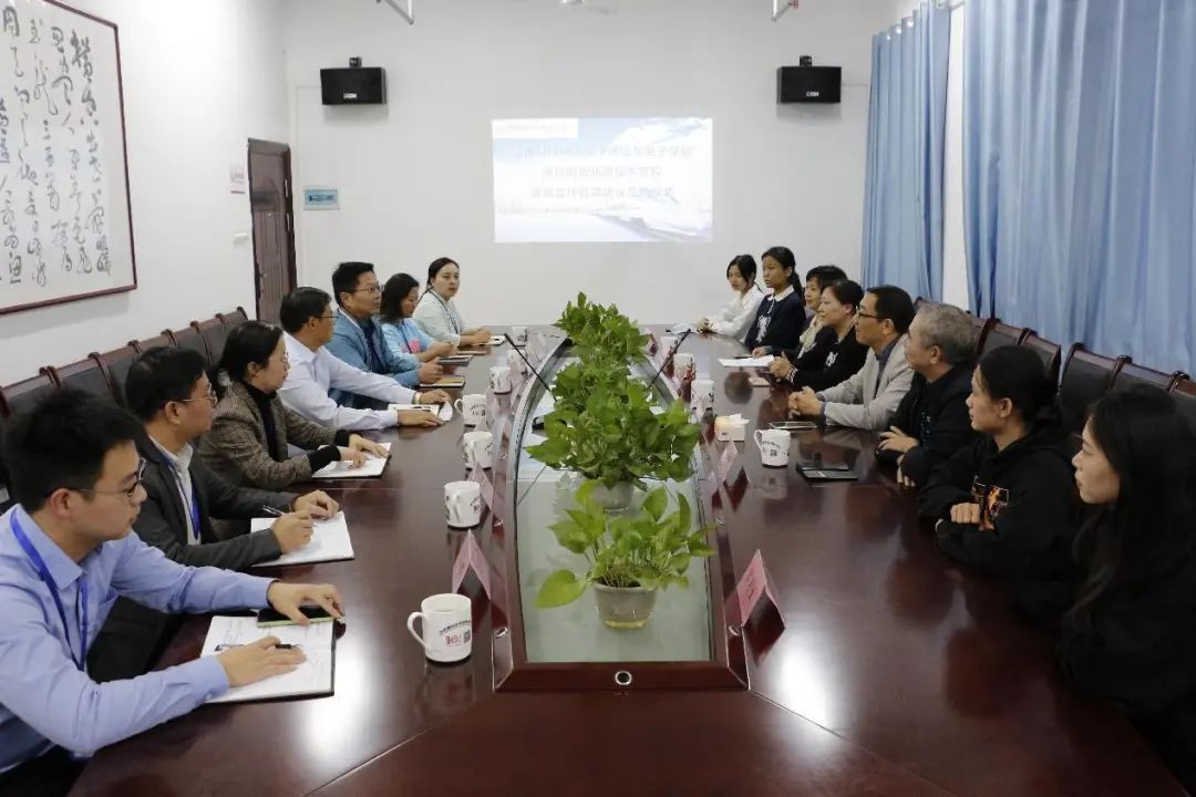 江西科技师范大学通信与电子学院实习基地授牌仪式在南昌向远轨道技术学校举行