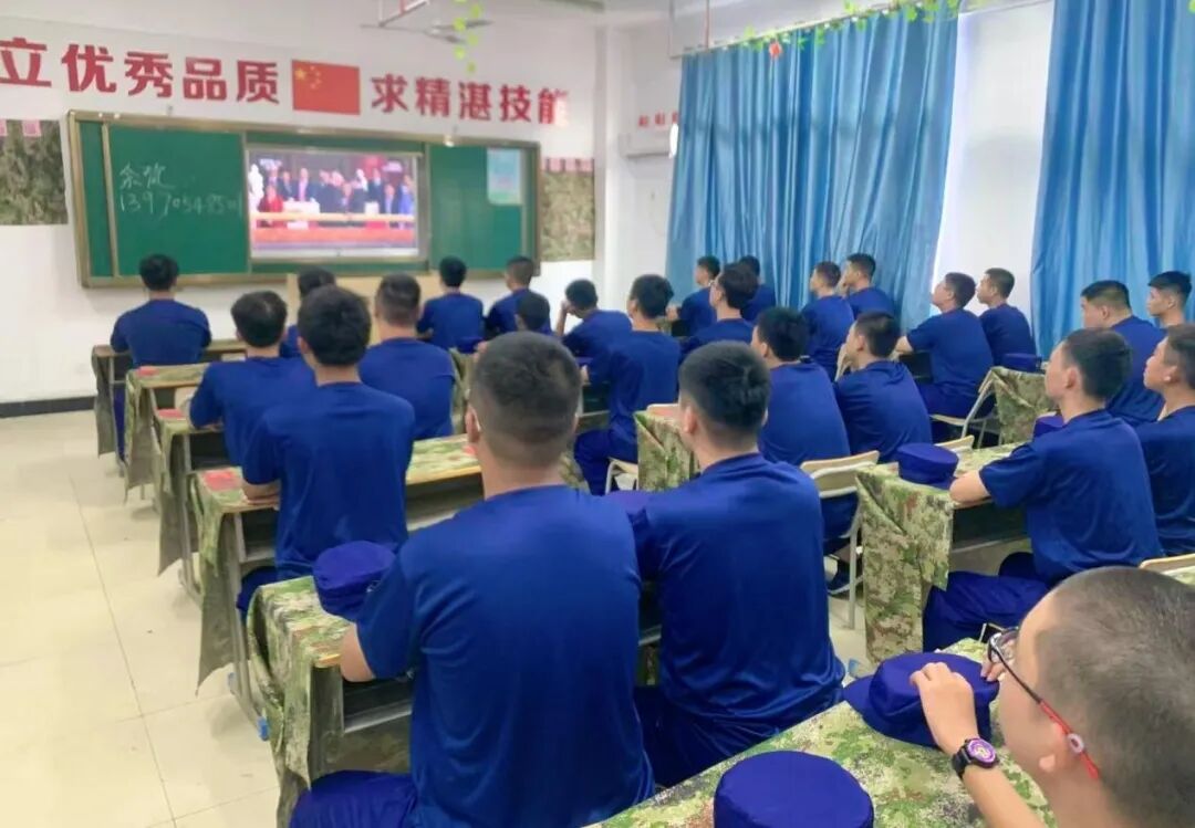 南昌向远轨道学校组织师生共同收看纪念中国人民抗日战争暨世界反法西斯战争胜利80周年大会