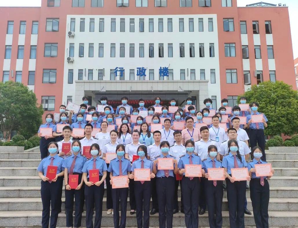 南昌向远轨道技术学校举行庆祝中国共产主义青年团成立100周年新团员入团仪式暨表彰大会
