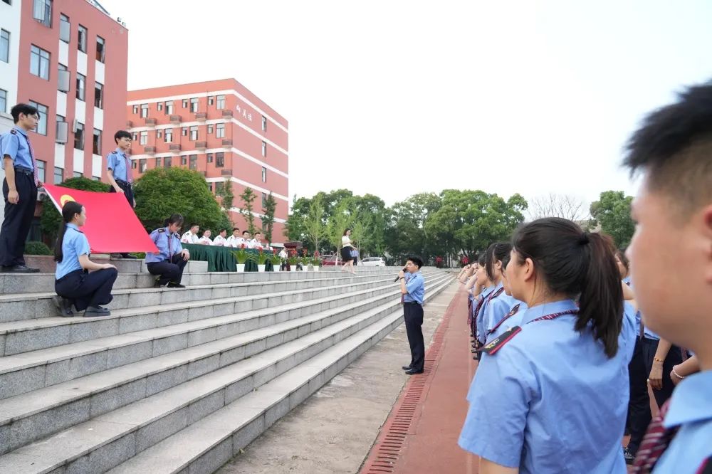 南昌向远轨道技术学校举行新团员入团宣誓仪式暨五四表彰大会