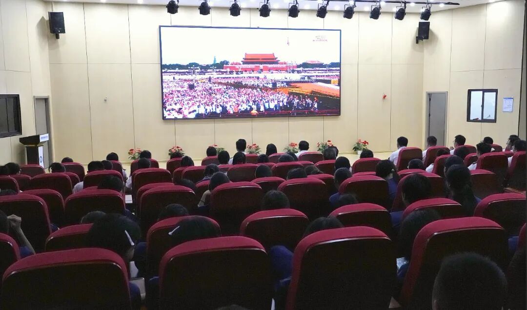 南昌向远轨道学校组织师生共同收看纪念中国人民抗日战争暨世界反法西斯战争胜利80周年大会