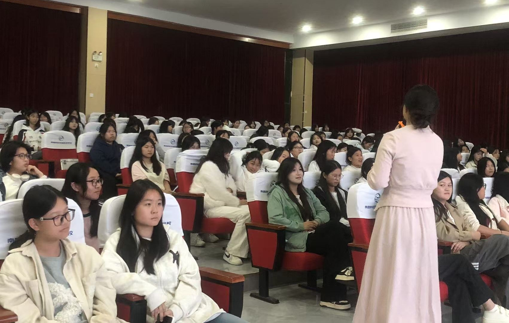 南昌向远轨道技术学校心理健康文化节系列活动:开展“我们女生”女性生理健康专题讲座