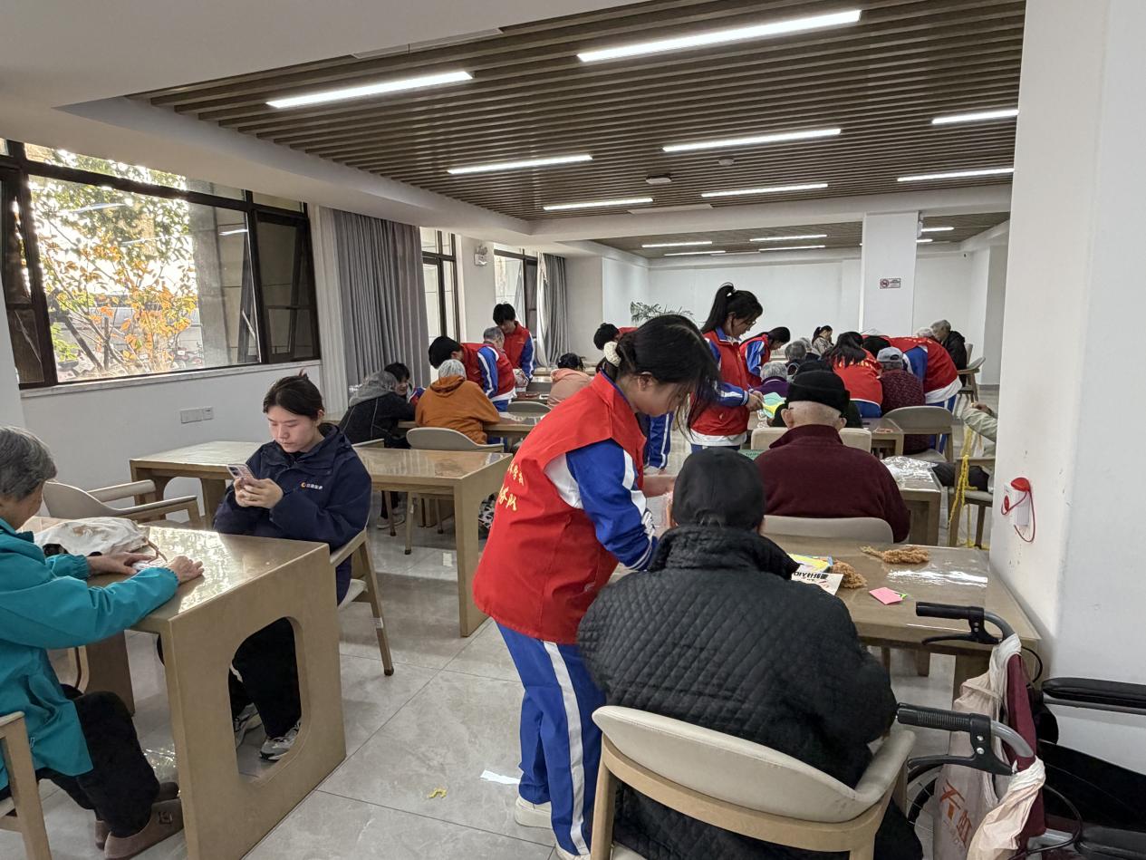南昌向远轨道技术学校“轨道先锋志愿服务队”赴江投颐养院开展主题志愿活动(一)