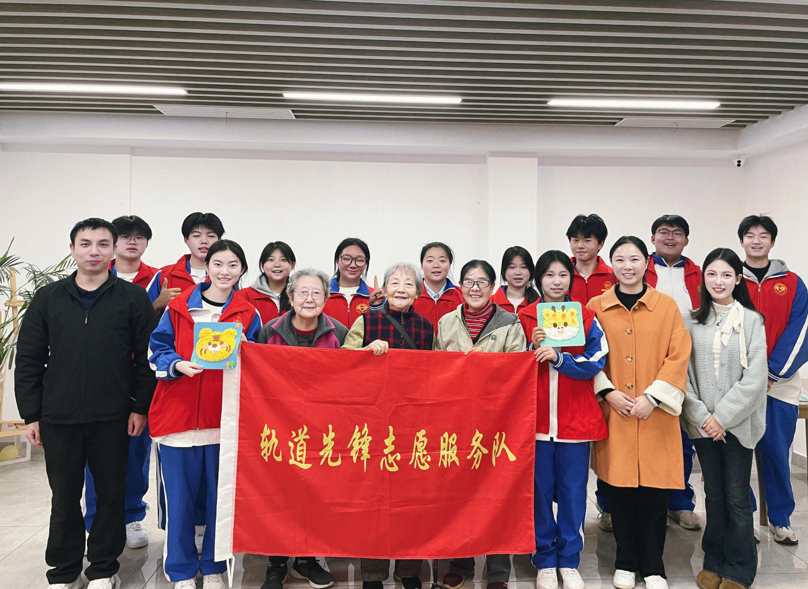 江投颐养北园向南昌向远轨道技术学校赠送锦旗致谢