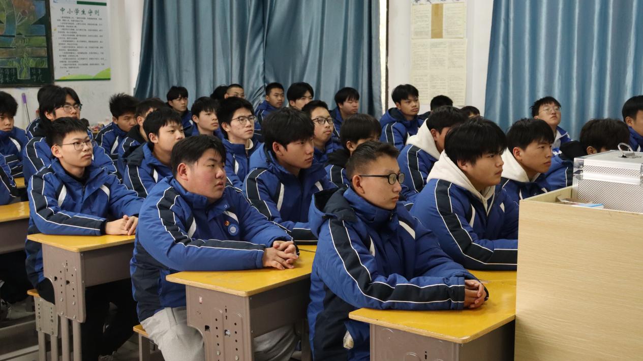 南昌市出入境边防检查站和南昌昌北机场海关联合深入南昌向远轨道技术学校开展校园反诈宣传活动